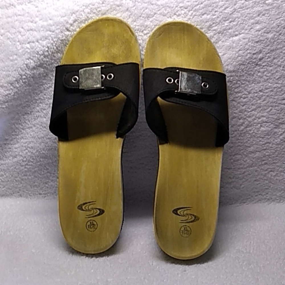 Looks like Wooden Sandals